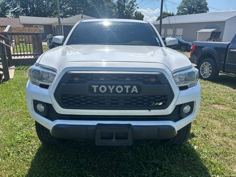 Used 2017 Toyota Tacoma TRD Off-Road AWD/4WD image 2