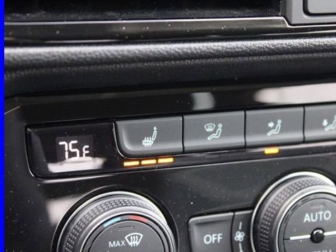 Used 2024 Volkswagen Taos SE image 38