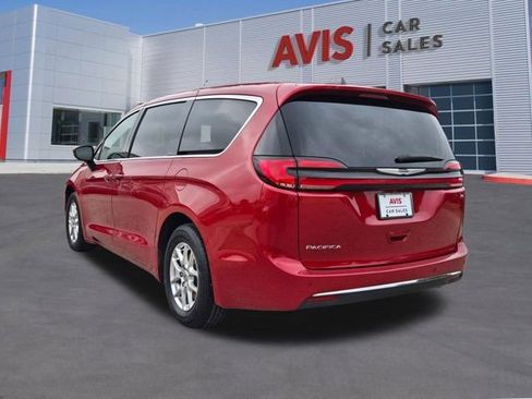 Used 2025 Chrysler Pacifica Select FWD image 10