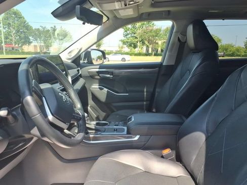 Used 2023 Toyota Highlander Platinum FWD image 5