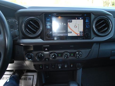 Used 2019 Toyota Tacoma TRD Sport w/ Technology Package AWD/4WD image 10