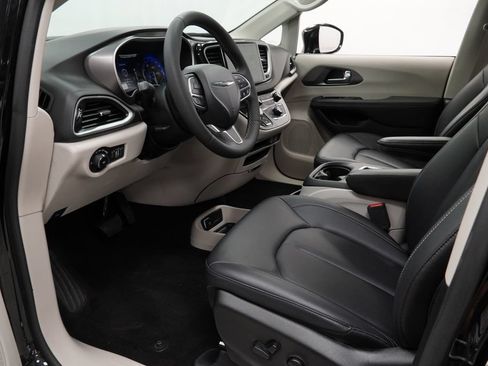 Certified 2024 Chrysler Pacifica Touring-L FWD image 18