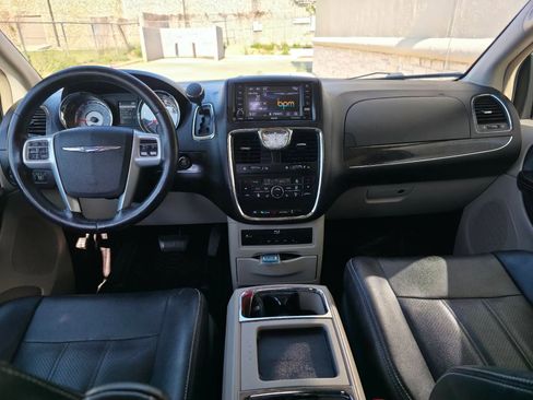 Used 2014 Chrysler Town & Country Touring-L w/ Driver Convenience Group FWD image 12
