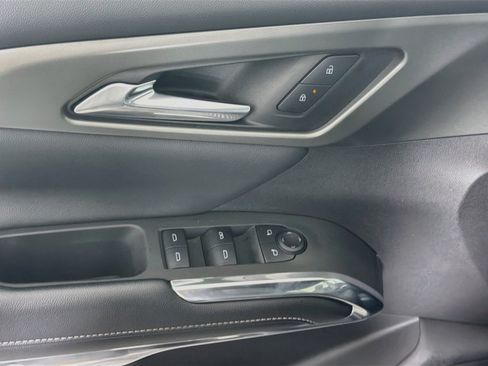 Used 2025 Chevrolet Traverse LT FWD image 15
