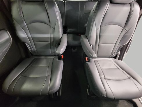 Used 2023 Buick Enclave Essence w/ LPO, Luxury Package image 23