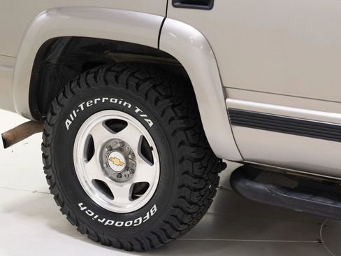 Used 2000 Chevrolet Tahoe Z71 w/ Comfort & Security Pkg AWD/4WD image 92