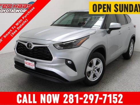 Used 2025 Toyota Highlander LE FWD image 1