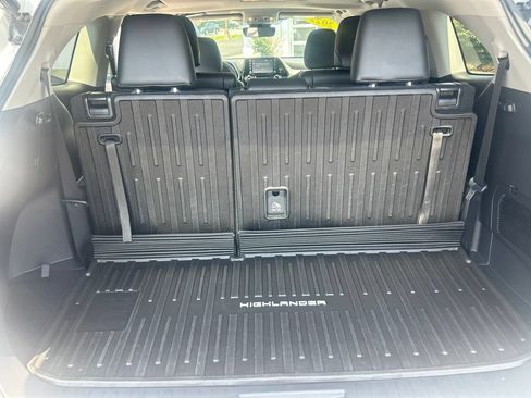 Used 2022 Toyota Highlander XLE AWD/4WD image 27