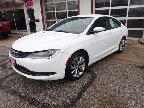 Used 2015 Chrysler 200 S image 2
