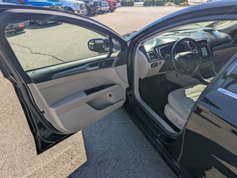 Used 2017 Ford Fusion SE FWD image 8