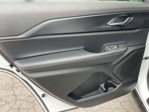 New 2025 Jeep Grand Cherokee L Altitude image 18