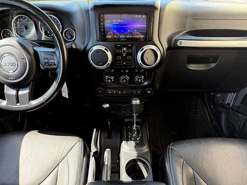 Used 2015 Jeep Wrangler Unlimited Rubicon w/ Connectivity Group AWD/4WD image 14