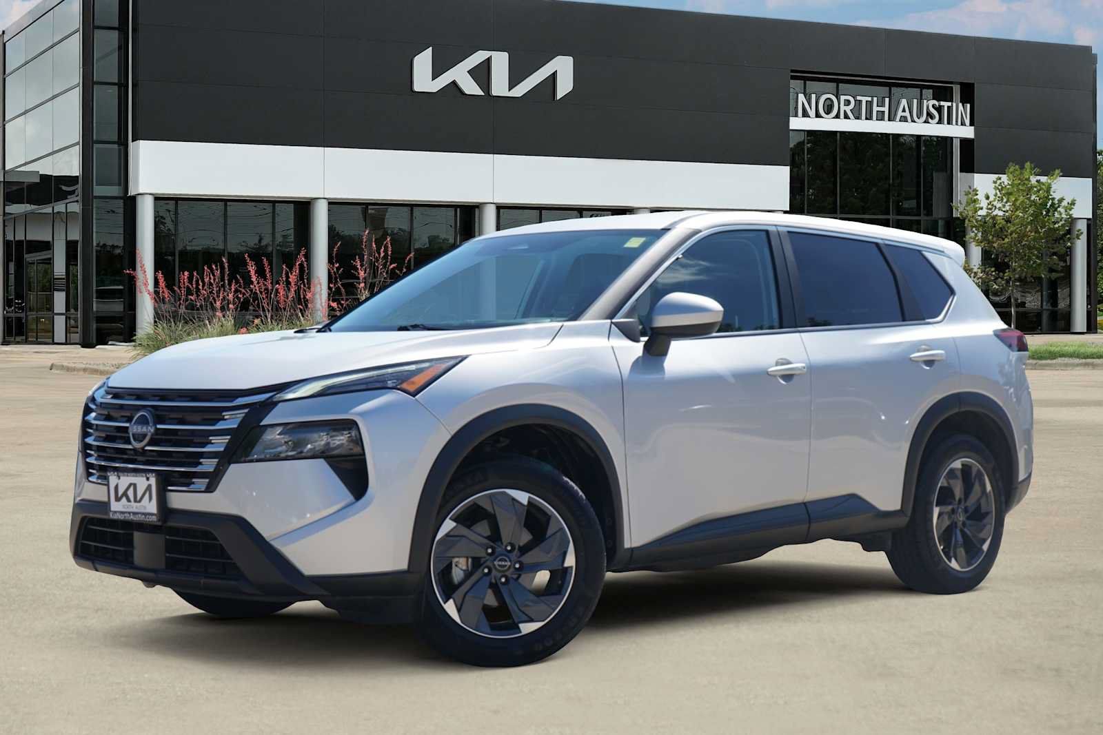 Used 2025 Nissan Rogue SV FWD image 1