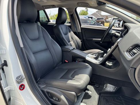 Used 2018 Volvo V60 T5 Cross Country AWD/4WD image 13