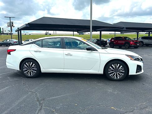 Used 2025 Nissan Altima 2.5 SV FWD image 9