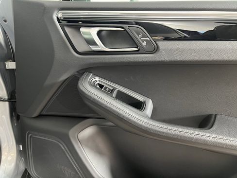 Certified 2025 Porsche Macan image 17