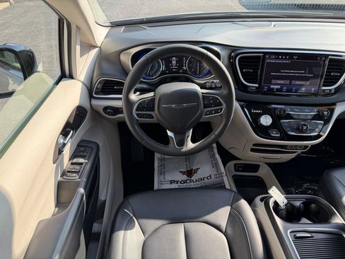 Used 2024 Chrysler Pacifica Touring-L FWD image 15