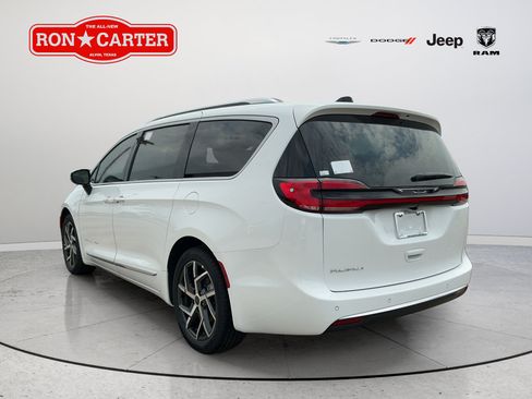 New 2027 Chrysler Pacifica Pinnacle w/ Theater Group FWD image 4