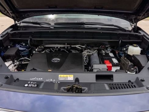 Used 2022 Toyota Highlander XLE AWD/4WD image 30
