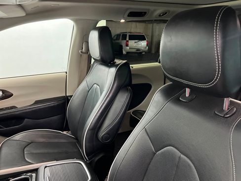 Used 2022 Chrysler Pacifica Limited image 16