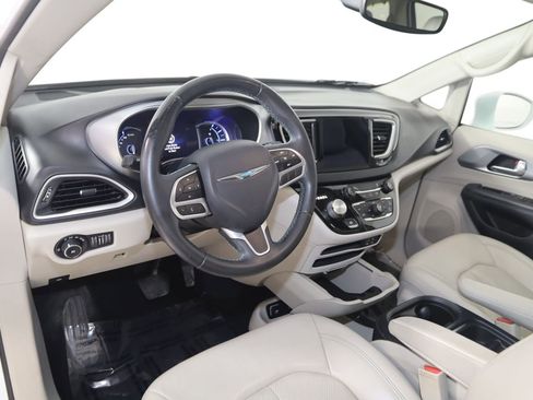 Used 2018 Chrysler Pacifica Touring-L FWD image 25