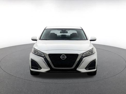 Used 2025 Nissan Altima 2.5 SV FWD image 2