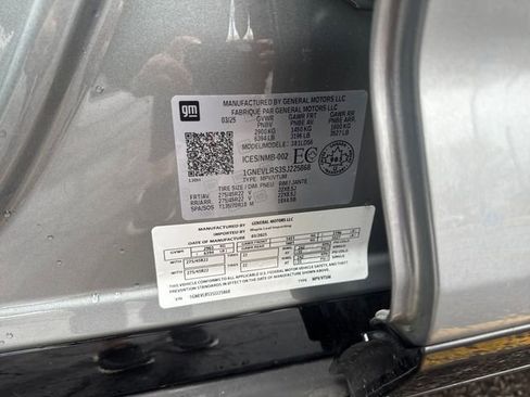 Used 2025 Chevrolet Traverse RS image 25