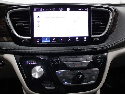 Used 2023 Chrysler Pacifica Limited FWD image 34