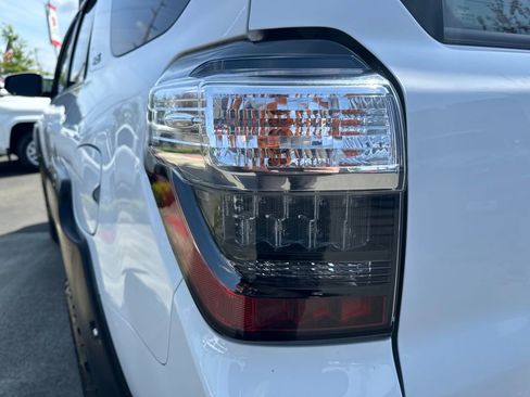 Used 2018 Toyota 4Runner SR5 AWD/4WD image 10