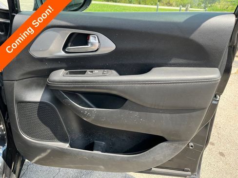 Used 2024 Chrysler Pacifica Touring FWD image 32