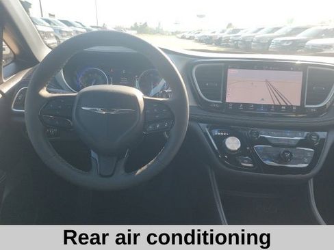 Used 2025 Chrysler Pacifica Limited image 4