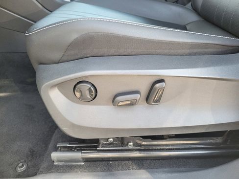 Used 2023 Volkswagen Tiguan SE image 11