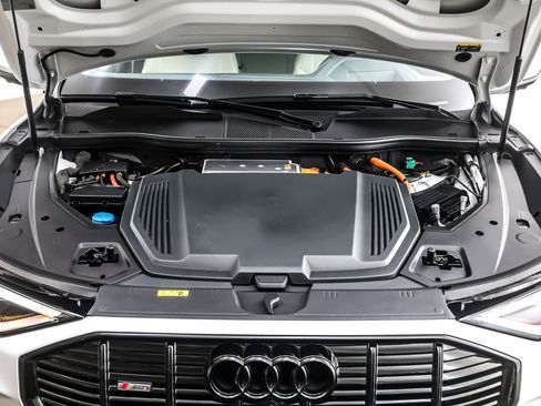 Used 2022 Audi e-tron Prestige image 12