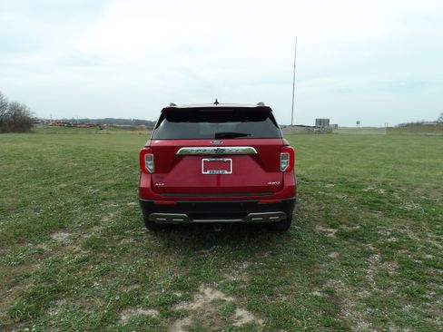 Used 2021 Ford Explorer XLT w/ Equipment Group 202A image 7
