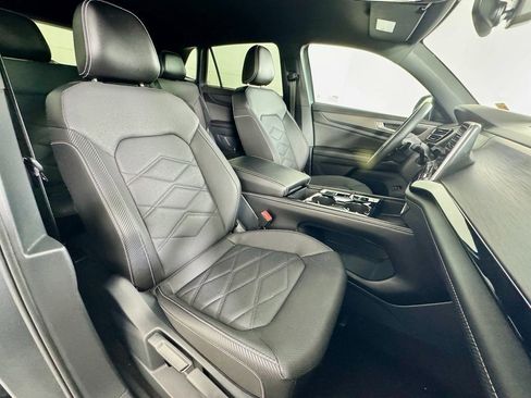 Used 2024 Volkswagen Atlas Cross Sport SE image 18