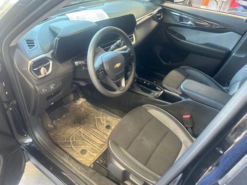 Used 2024 Chevrolet TrailBlazer LT w/ Driver Confidence Package FWD image 2