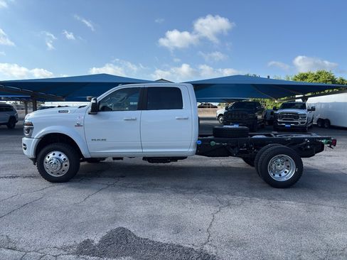 New 2026 RAM 4500 4x4 Crew Cab DRW w/ Laramie Trim Package image 8