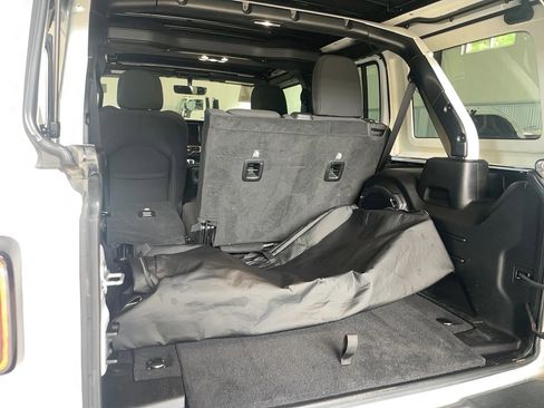 Used 2022 Jeep Wrangler Unlimited Sport w/ Sun And Sound Package AWD/4WD image 9