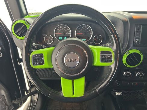 Used 2015 Jeep Wrangler Unlimited Rubicon w/ Connectivity Group image 10