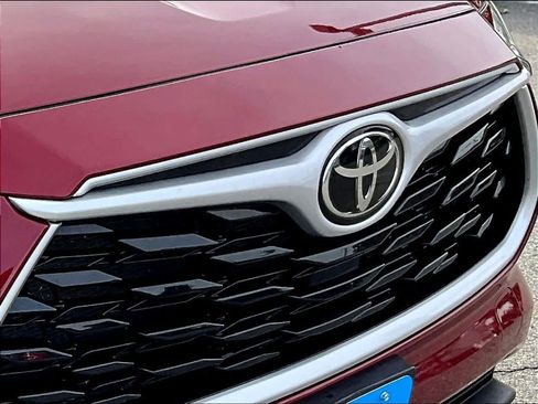 Used 2023 Toyota Highlander XLE image 33