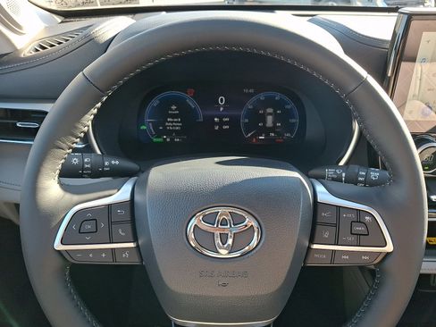 New 2026 Toyota Highlander Platinum image 18