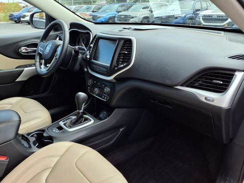 Used 2017 Jeep Cherokee Limited FWD image 18