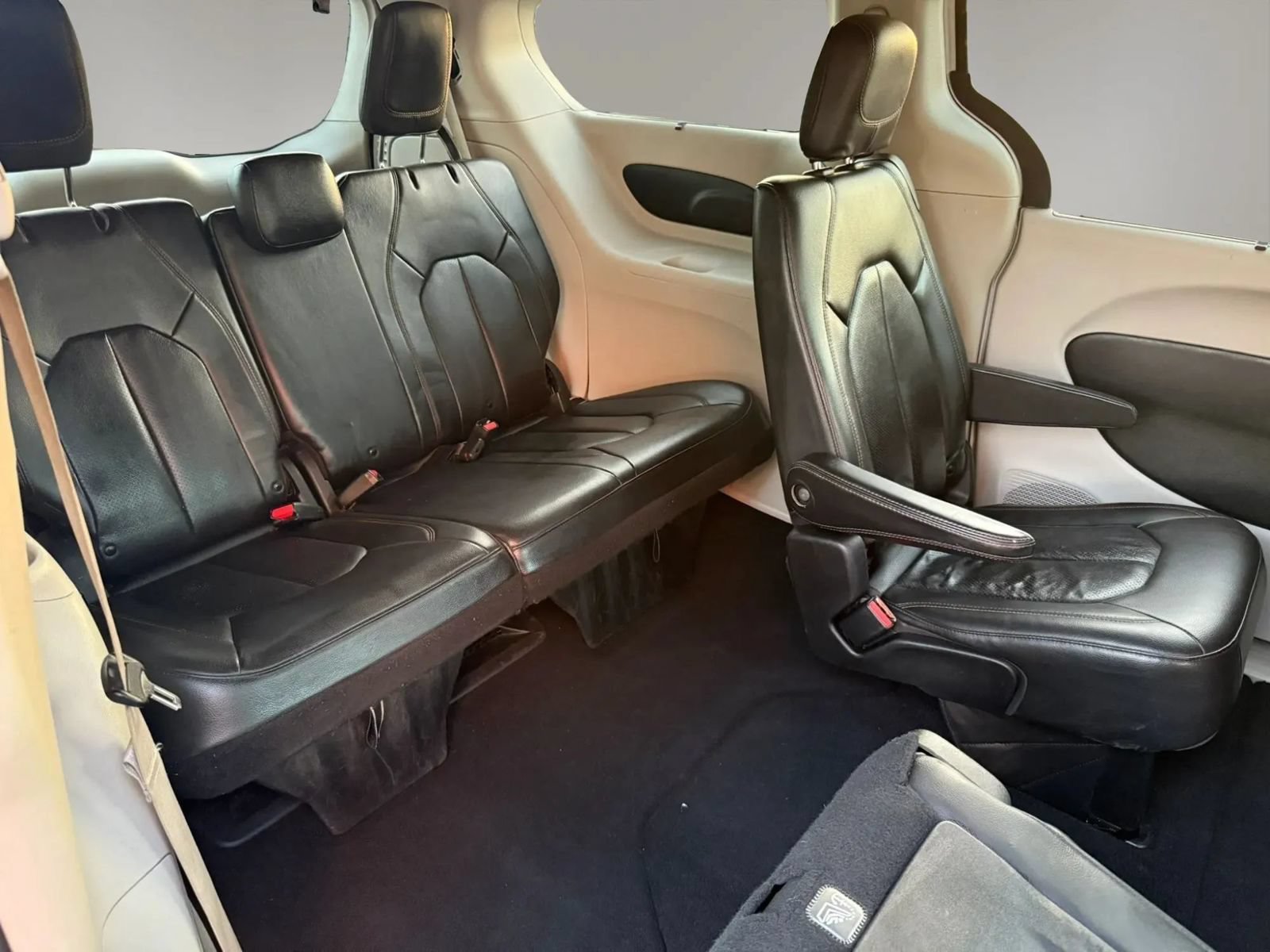 Used 2020 Chrysler Pacifica Touring-L FWD image 25