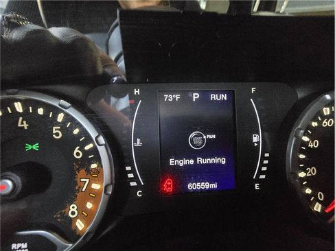 Used 2018 Jeep Renegade Latitude w/ Cold Weather Group FWD image 12