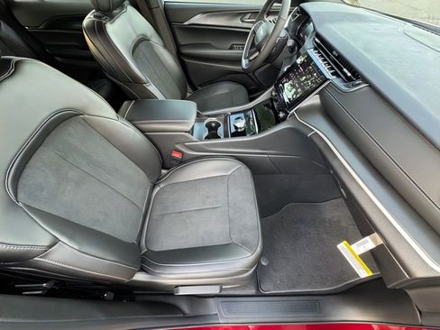 New 2025 Jeep Grand Cherokee Laredo RWD image 11