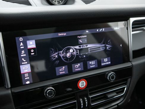 Certified 2024 Porsche Macan AWD/4WD image 15