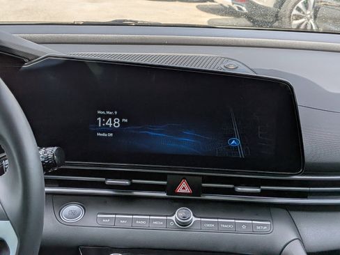 Certified 2025 Hyundai Elantra SEL FWD image 17