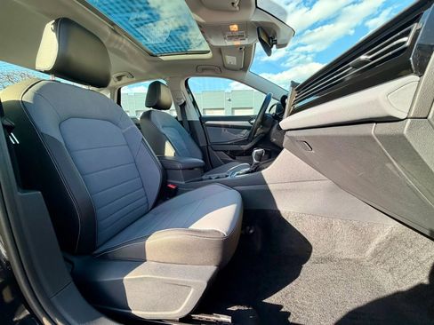 Used 2025 Volkswagen Jetta SE w/ Sunroof Package image 23