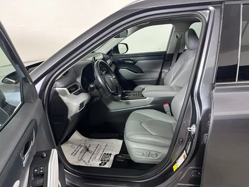 Used 2020 Toyota Highlander XLE AWD/4WD image 22