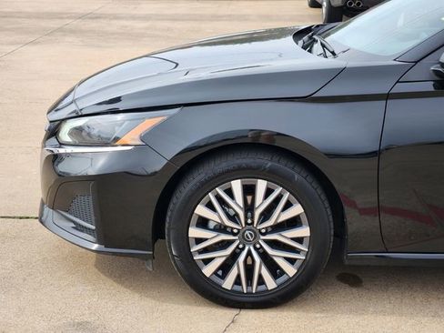 Used 2024 Nissan Altima 2.5 SV image 8